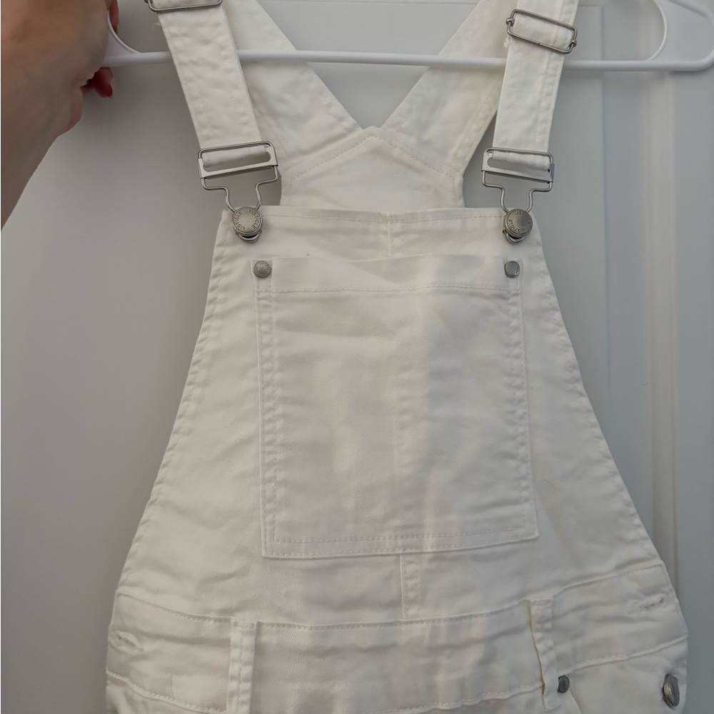 Elegant White Jumpsuit with Adjustable Straps and Relaxed Fit
